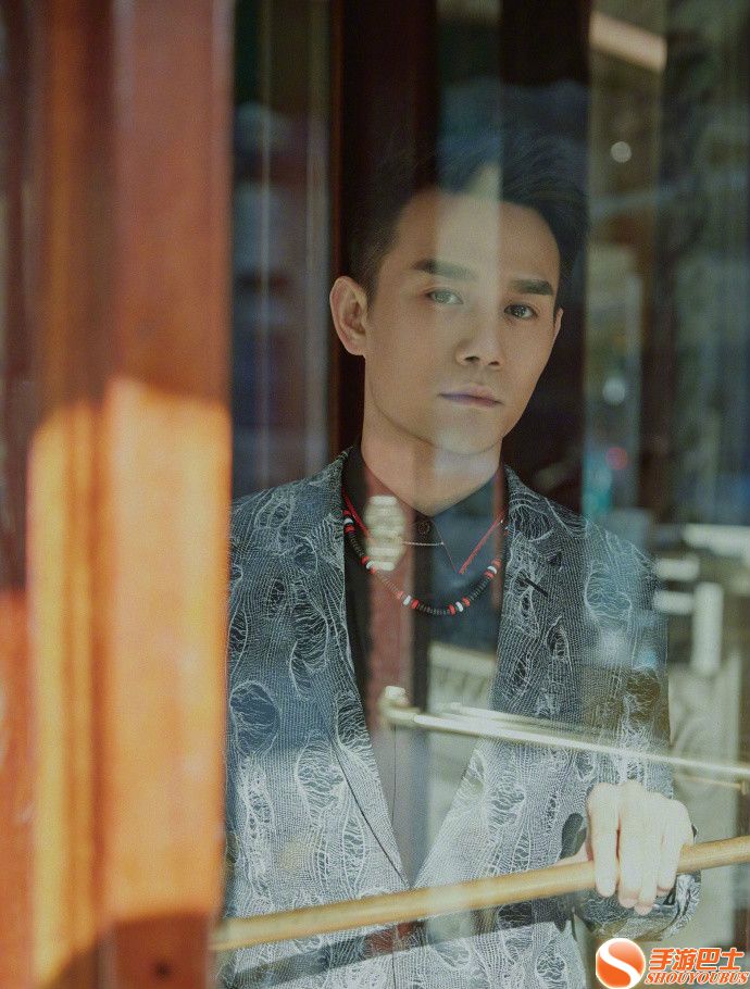 王凯时尚杂志封面大片 眼神深邃演绎早春时尚彰显型男风范