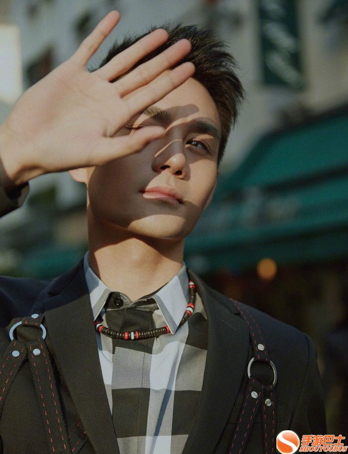 王凯时尚杂志封面大片 眼神深邃演绎早春时尚彰显型男风范