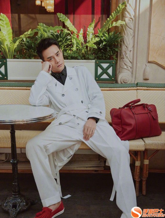 王凯时尚杂志封面大片 眼神深邃演绎早春时尚彰显型男风范