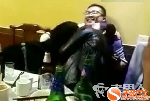 园长饭局左搂右抱三美女 女子还冲镜头摆手势