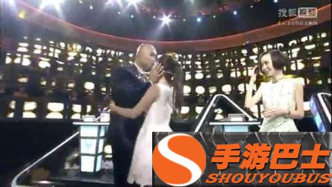 乐嘉多次亲女嘉宾的脸 谢娜尴尬躲开