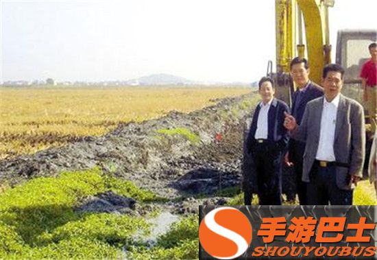 富翁回乡当村官 开豪车来上班工资全部捐