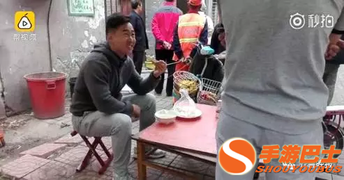 淡定哥火了!餐馆起火悠闲吃饭 现场浓烟滚滚消防车警笛声不断