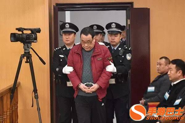 （李华波被带入法庭）