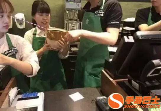 端着脸盆和水桶去星巴克喝免费咖啡? 真相在这里