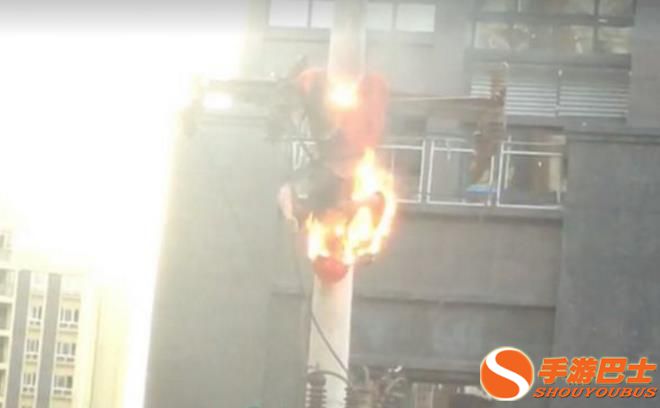 工人修电缆遭电击画面惊悚 瞬间全身着火被吊在空中