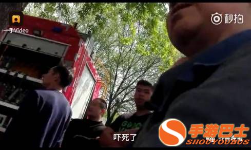 餐馆起火悠闲吃饭 有消防员在这位小哥心里踏实多了