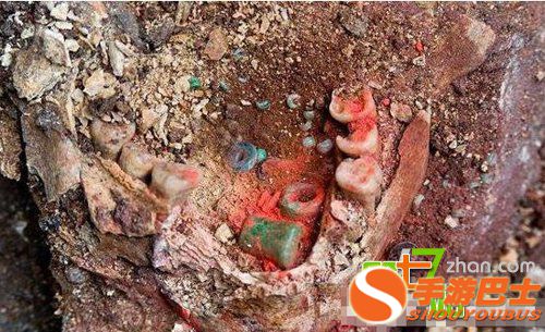 金字塔古墓内惊现活人殉葬 尸骸全身被各种宝石覆盖