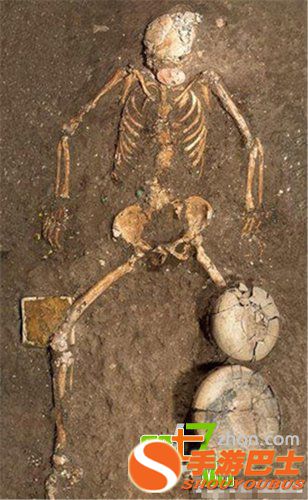 金字塔古墓内惊现活人殉葬 尸骸全身被各种宝石覆盖