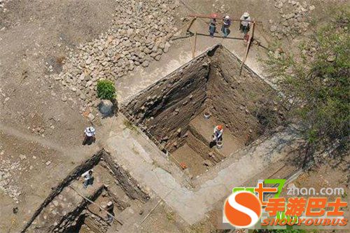 金字塔古墓内惊现活人殉葬 尸骸全身被各种宝石覆盖