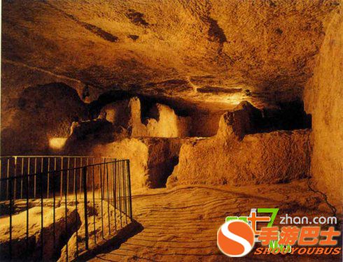 金字塔古墓惊现活人殉葬 尸骸全身覆盖宝石