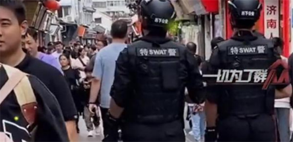 特警碰掉游客小吃后重新买了一份