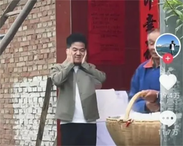 弟弟结婚董宇辉回家帮忙成碍眼包