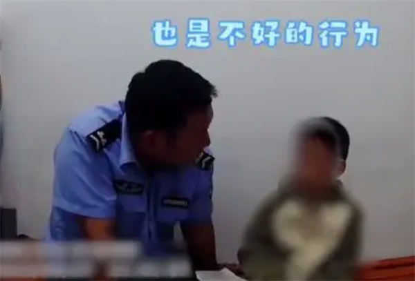 七岁男孩偷拿钱买萝卜刀