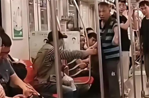 大爷被穿短裙女子指责看腿后发飙