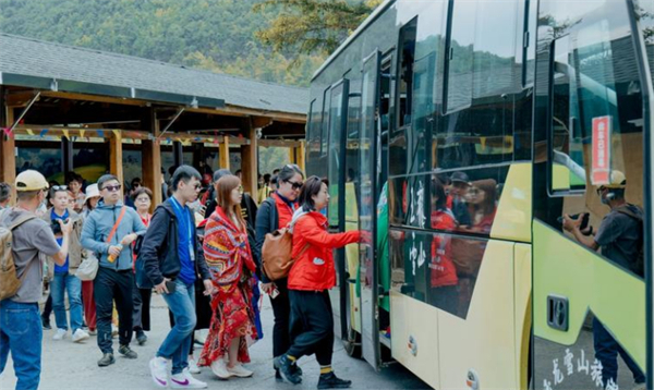 游客排队3小时才坐上大巴